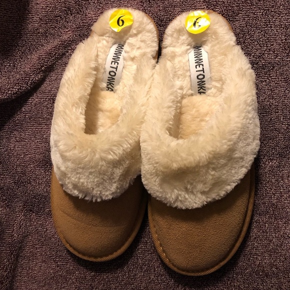 Minnetonka Cozy Tan and Cream slide in Slippers. - Picture 6 of 6
